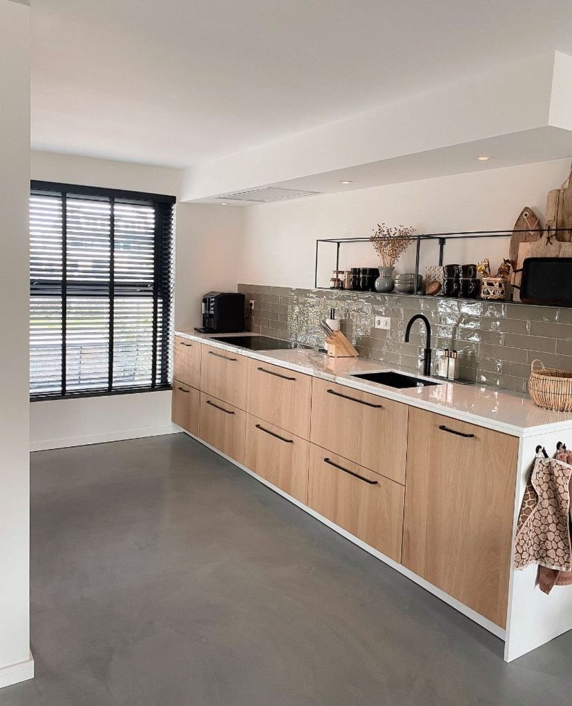 keuken met hout, marmer, gietvloer, wonen in de regio