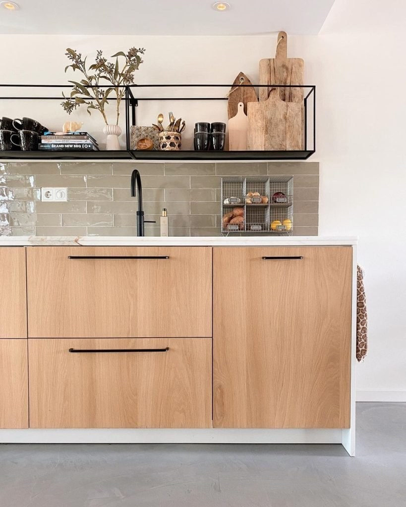 keuken met hout, marmer, gietvloer, wonen in de regio