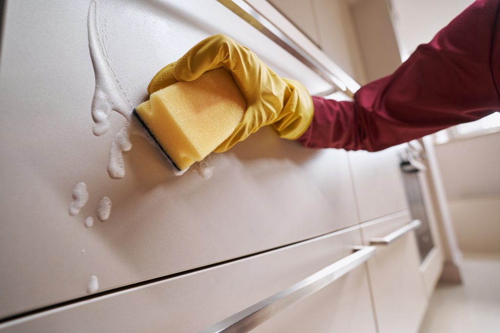 Keuken schoonmaken, bakplaat schoonmaken, schoonmaaktips, Wonen in de Regio