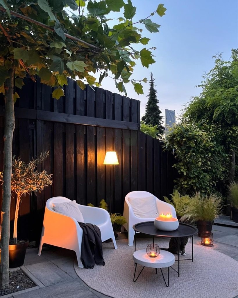 leine tuin inspiratie met overkapping, slimme indeling, stadstuin, onderhoudsvriendelijke gezinstuin, Wonen in de Regio