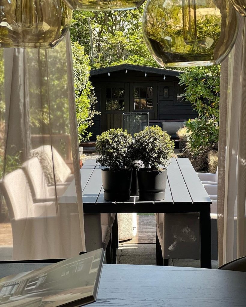 leine tuin inspiratie met overkapping, slimme indeling, stadstuin, onderhoudsvriendelijke gezinstuin, Wonen in de Regio