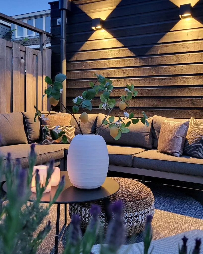 leine tuin inspiratie met overkapping, slimme indeling, stadstuin, onderhoudsvriendelijke gezinstuin, Wonen in de Regio