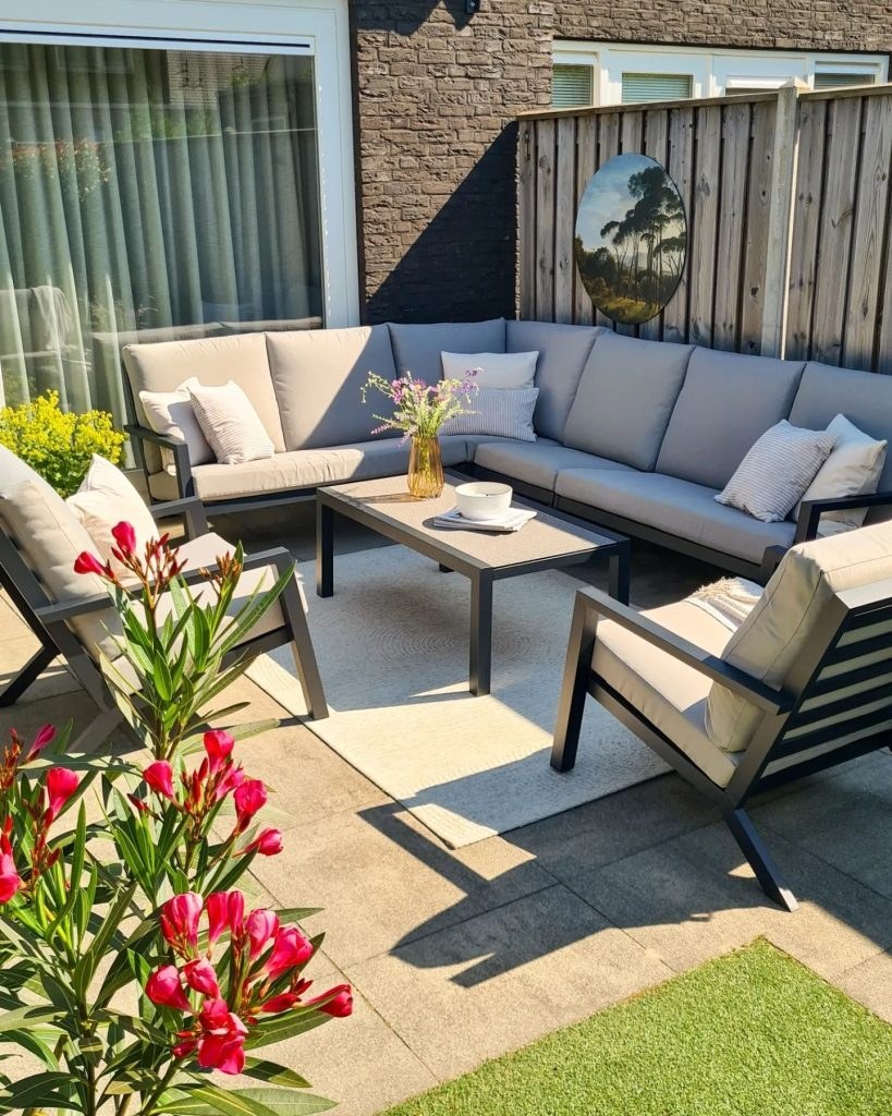 leine tuin inspiratie met overkapping, slimme indeling, stadstuin, onderhoudsvriendelijke gezinstuin, Wonen in de Regio